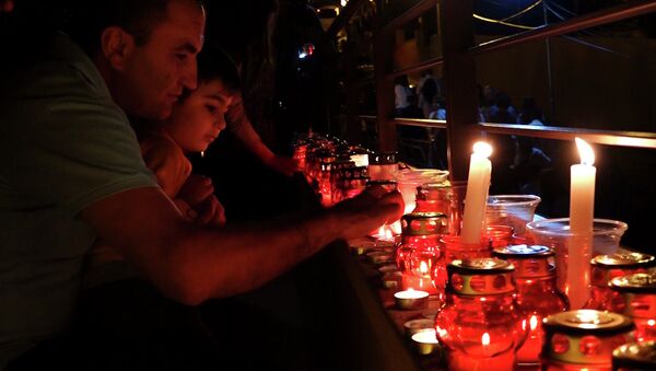 В Ереване состоялось шествие со свечами в память о Шарле Азнавуре - Sputnik Армения