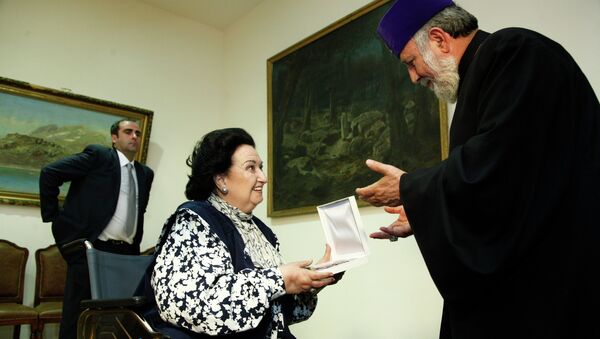 Каталикос Гарегин II дарит крест испанской оперной певице Монсеррат Кабалье (10 июня 2013). Эчмиадзин - Sputnik Армения