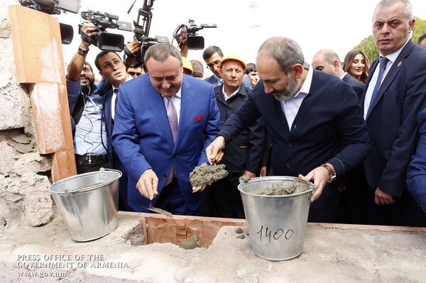 Премьер-министр Никол Пашинян принял участие в мероприятиях, посвященных 10-летию Возрождения Агарака Премьер-министр Никол Пашинян принял участие в мероприятиях, посвященных 10-летию Возрождения Агарака - Sputnik Армения