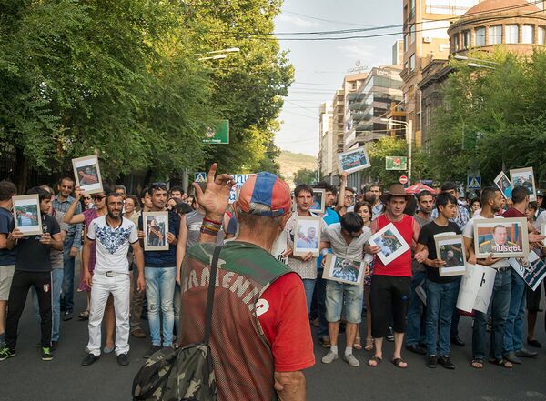Демонстранты перекрыли также движение на центральной площади Республики - Sputnik Армения