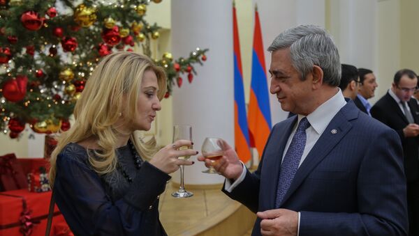 Шеф-редактор Sputnik Армения Алина Ордян принимает поздравления от Президента РА Сержа Саргсяна - Sputnik Армения