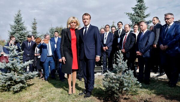 Президент франции Эмануэль Макрон с супругой в мемориальном комплексе Цицернакаберд (11 октября 2018). Еревaн - Sputnik Армения