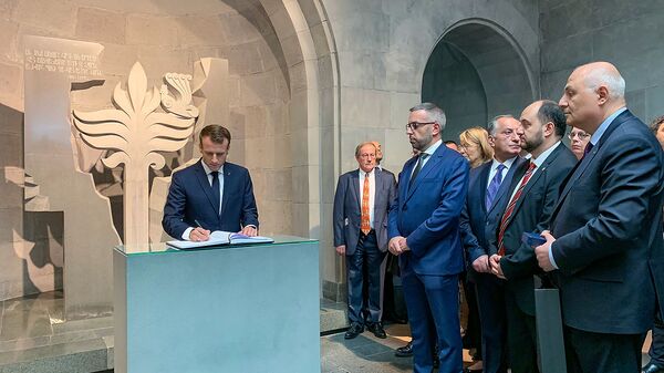 Президент Франции Эммануэль Макрон оставил запись в книге почетных гостей в музее Геноцида армян (11 октября 2018). Еревaн - Sputnik Արմենիա
