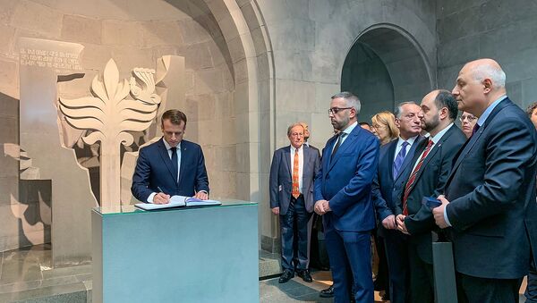 Президент Франции Эммануэль Макрон оставил запись в книге почетных гостей в музее Геноцида армян (11 октября 2018). Еревaн - Sputnik Армения