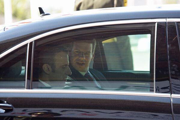 Президент Франции Эммануэль Макрон и чрезвычайный и полномочный посол Франции в Армении Джонатан Лакот - Sputnik Армения