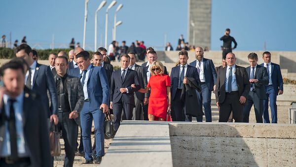 Президент Франции Эммануэль Макрон с супругой Брижит прогулялись по столице (11 октября 2018). Еревaн - Sputnik Армения