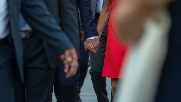 Президент Франции Эммануэль Макрон с супругой Брижит прогулялись по столице (11 октября 2018). Еревaн - Sputnik Արմենիա