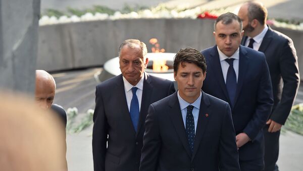 Премьер-министр Канады Джастин Трюдо посетил мемориальный комплекс Цицернакаберд (13 октября 2018). Еревaн - Sputnik Արմենիա