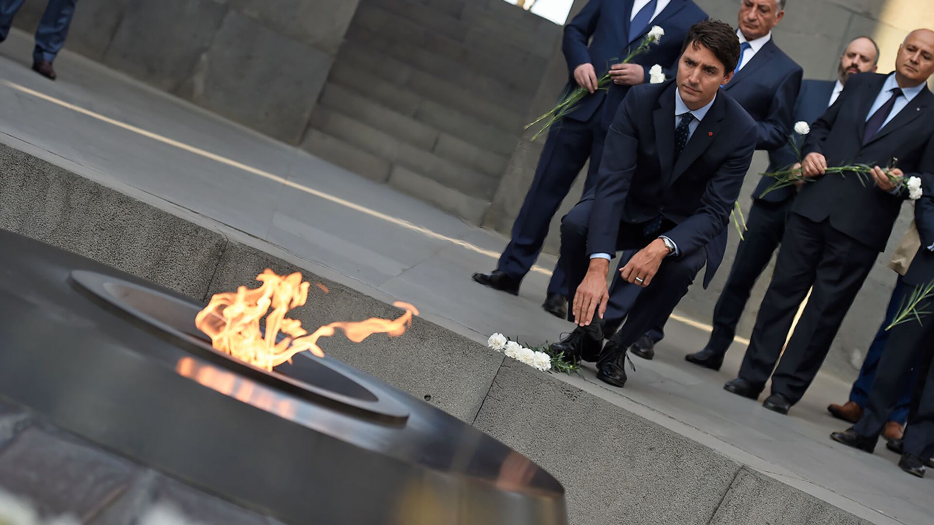 Премьер-министр Канады Джастин Трюдо посетил мемориальный комплекс Цицернакаберд (13 октября 2018). Еревaн - Sputnik Армения, 1920, 25.04.2022
