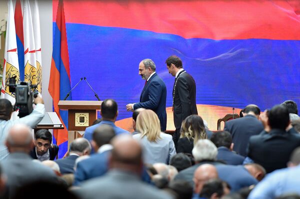 Премьер-министр Армении Никол Пашинян на инаугурации мэра Еревана (13 октября 2018). Еревaн - Sputnik Армения
