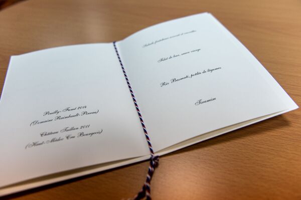 Меню ресторана Cascade Royal, составленное специально для президента Франции Эммануэля Макрона и его супруги Брижит Меню ресторана Cascade Royal, составленное специально для президента Франции Эммануэля Макрона и его супруги Брижит - Sputnik Արմենիա
