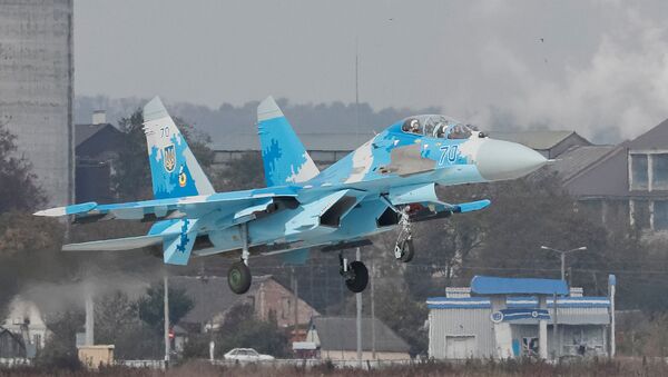 Посадка украинского истребителя Су-27 на авиабазе Старокостянтинов во время многонациональных военных учений Clear Sky 2018 (12 октября 2018). Хмельницкая область - Sputnik Армения