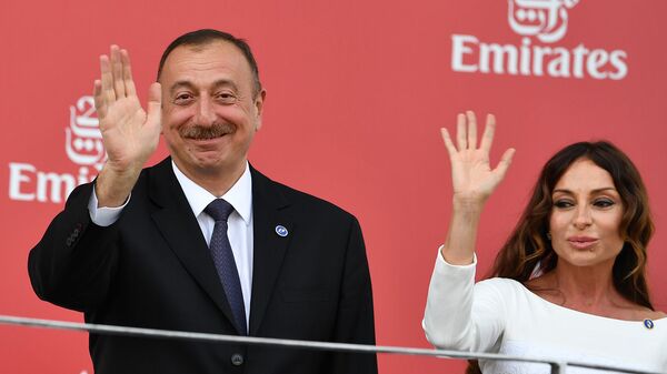 Президент Азербайджана Ильхам Алиев с супругой Мехрибан на Бакинском автодроме во время Гран-при Европейской Формулы-1 (19 июня 2016). Баку - Sputnik Армения
