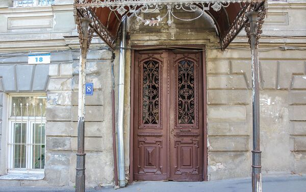 Инициалы Иосифа Шаншияна на входной двери - Sputnik Армения