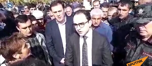 Տիգրան Ավինյանը զրուցում է Երևան–Սևան ճանապարհը փակած մարդկանց հետ - Sputnik Արմենիա