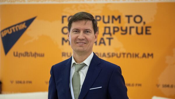 Заместитель директора Фонда развития промышленности РФ Владимир Распопов на международном форуме Евразийская неделя (23 октября 2018). Еревaн - Sputnik Армения