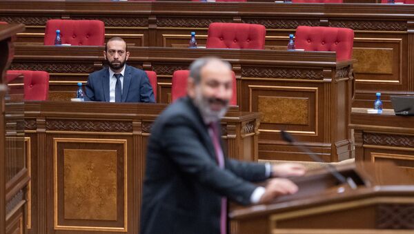 Врио первого вице-премьера Арарат Мирзоян на внеочередном заседании Парламента Армении (24 октября 2018). Еревaн - Sputnik Армения