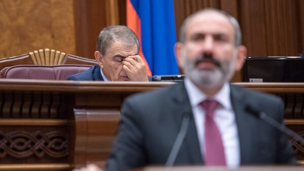 Спикер Парламента Ара Баблоян на внеочередном заседании Парламента Армении (24 октября 2018). Еревaн - Sputnik Армения