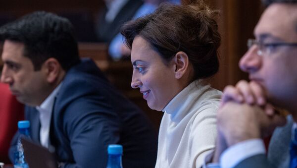 Депутат Лена Назарян на внеочередном заседании Парламента Армении (24 октября 2018). Еревaн - Sputnik Армения
