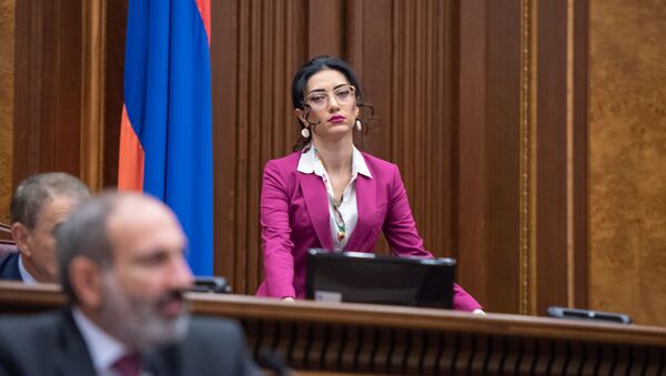 Вице-спикер Парламента Арпине Ованнисян на внеочередном заседании Парламента Армении (24 октября 2018). Еревaн - Sputnik Արմենիա