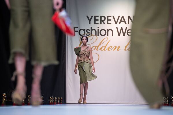 «Մերիդիան» էքսպո կենտրոնում Yerevan Fashion Week նորաձևության շաբաթն էր «Մերիդիան» էքսպո կենտրոնում Yerevan Fashion Week նորաձևության շաբաթն էր - Sputnik Արմենիա