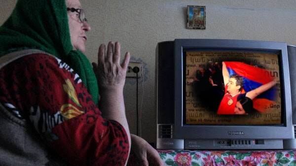 Бабушка смотрит телевизор - Sputnik Армения