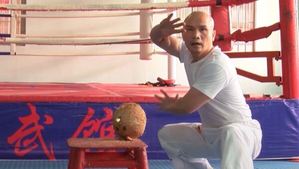 Мастер кунг-фу разбивает кокосы голыми руками - Sputnik Армения