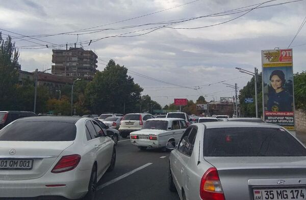 Крупное ДТП в Ереване: перевернулся КАМАЗ, движение в городе парализовано Крупное ДТП в Ереване: перевернулся КАМАЗ, движение в городе парализовано - Sputnik Армения