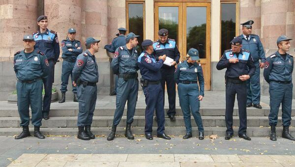 Полицейские охраняют вход в дом Правительства от митингующих (25 октября 2018). Еревaн - Sputnik Արմենիա