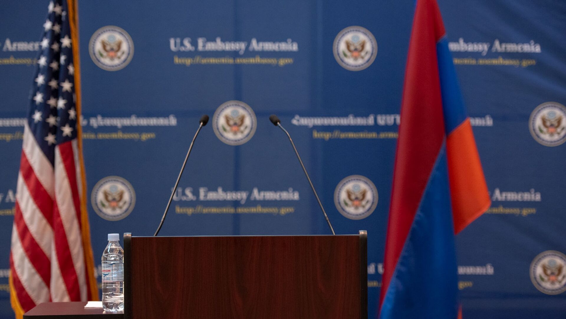 Трибуна перед началом пресс-конференция Джона Болтона в Посольстве США в Армении (25 октября 2018). Еревaн - Sputnik Արմենիա, 1920, 21.10.2021