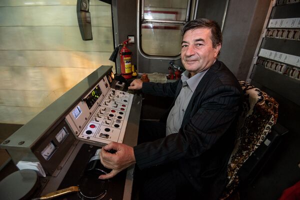 Коронавирус сделал то, что не смогла даже война- старожил ереванского метро Ашот Еремян Коронавирус сделал то, что не смогла даже война- старожил ереванского метро Ашот Еремян - Sputnik Армения