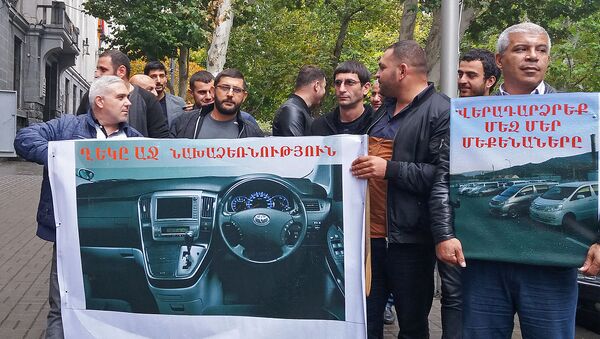 Импортеры праворульных машин перед зданием Минтранса Армении (26 октября 2018). Еревaн - Sputnik Армения