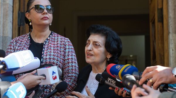 Вдова Карена Демирчяна Римма Демирчян встретилась с журналистами после посещения мемориала жертвам 27 октября 1999 года (27 октября 2018). Еревaн - Sputnik Армения