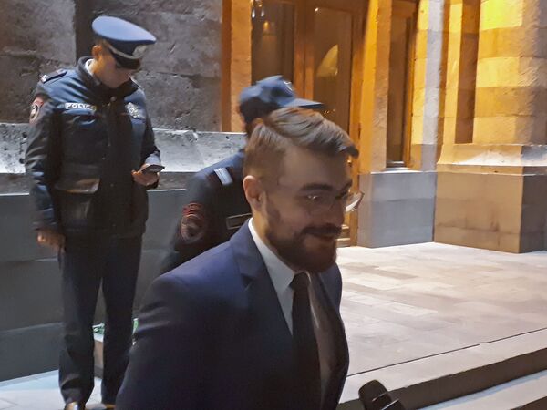 Мужчина с гранатой пытался проникнуть в здание правительства Мужчина с гранатой пытался проникнуть в здание правительства - Sputnik Армения