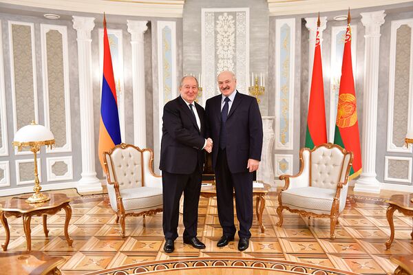 Президенты Армении и Беларуси обсуждали всё и вся — Карабах и поставки оружия Президенты Армении и Беларуси обсуждали всё и вся — Карабах и поставки оружия - Sputnik Армения