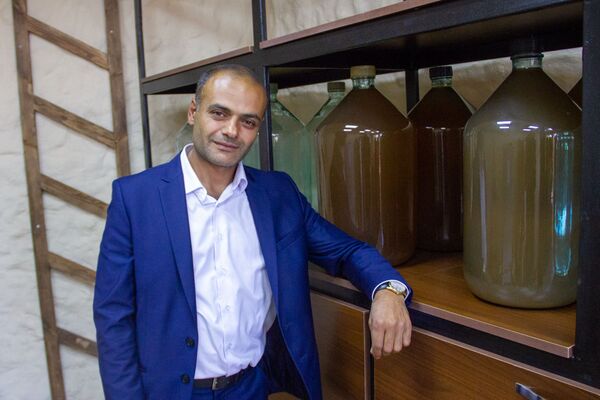 Вино по дедовскому рецепту, или Тавушский винодел ищет невесту Вино по дедовскому рецепту, или Тавушский винодел ищет невесту - Sputnik Армения