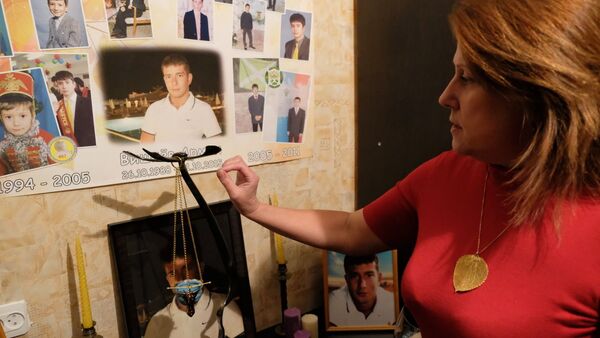 Мать Армена Вишнева в комнате сына, погибшего в авиакатастрофе над Синаем в 2015 году - Sputnik Армения