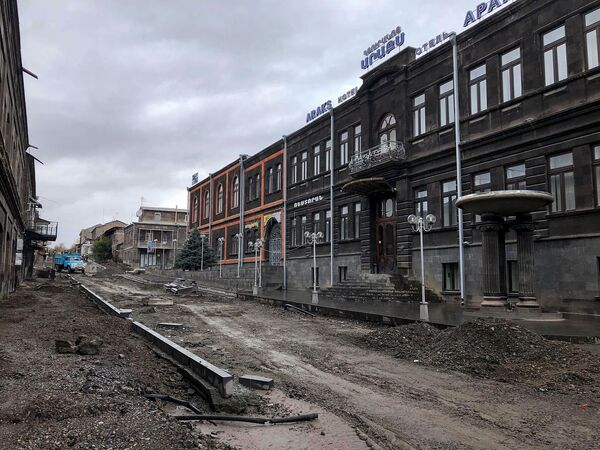 В Гюмри только на старых машинах: гостям города нужно запастись резиновыми сапогами? В Гюмри только на старых машинах: гостям города нужно запастись резиновыми сапогами? - Sputnik Армения