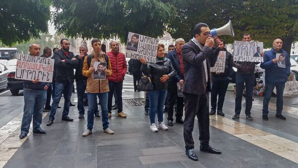 Сторонники лидера вооруженной группы Артура Варданяна на акции протеста перед зданием правительства Армении (5 ноября 2018). Еревaн - Sputnik Армения