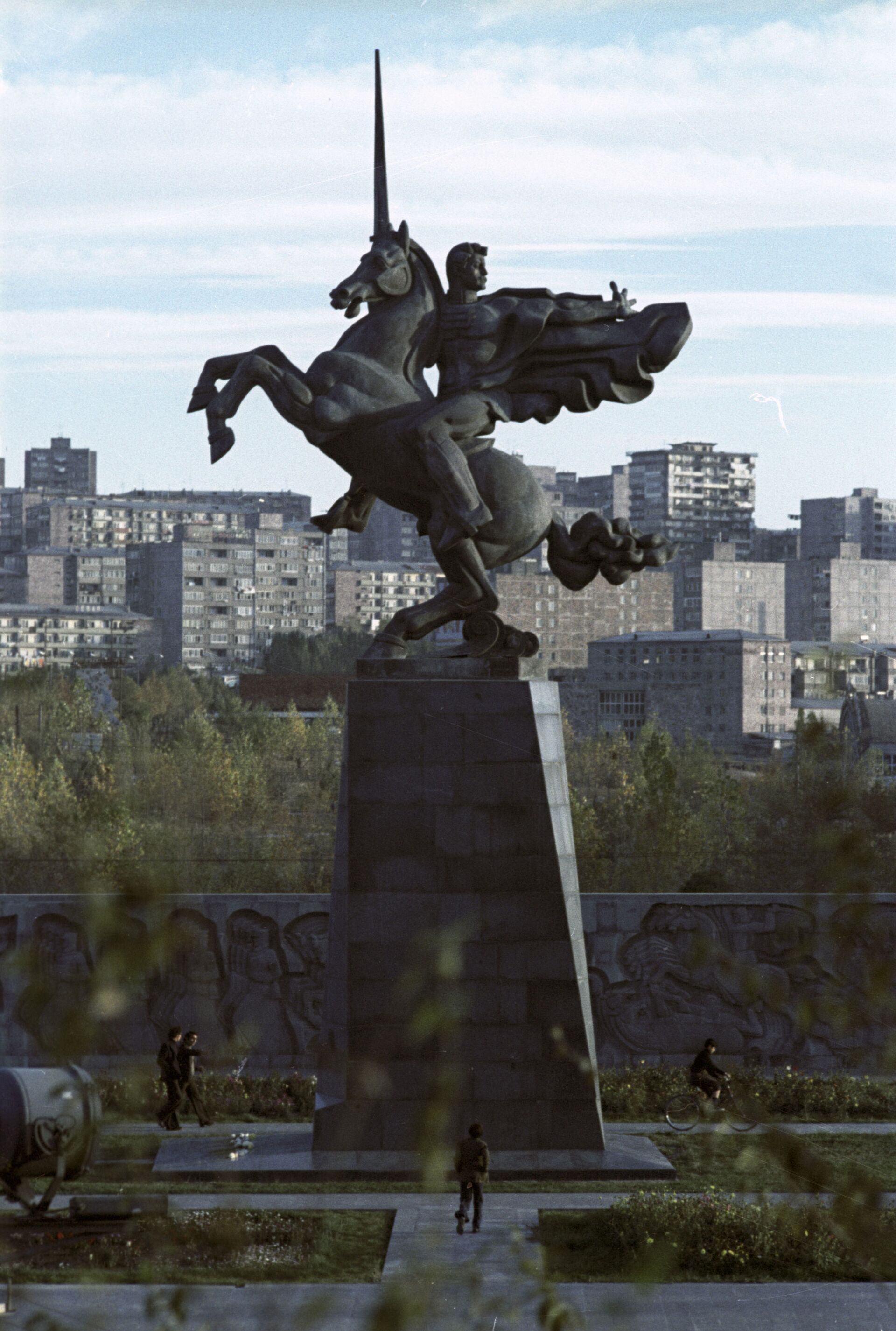 Железные не сдаются... Как девятьсот командиров Гая Бжишкянца ловили Железные не сдаются... Как девятьсот командиров Гая Бжишкянца ловили - Sputnik Армения, 1920, 28.03.2021