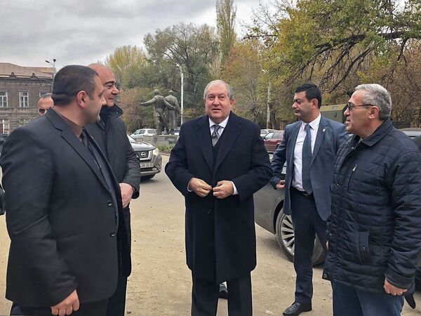 Армен Саркисян приехал в Гюмри не как президент — и не с пустыми руками Армен Саркисян приехал в Гюмри не как президент — и не с пустыми руками - Sputnik Армения
