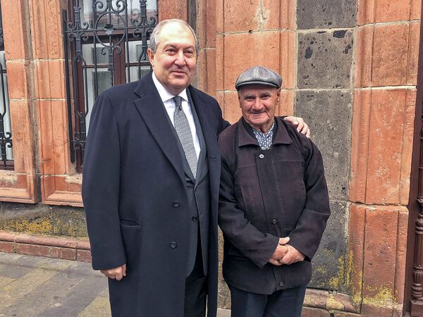 Армен Саркисян приехал в Гюмри не как президент — и не с пустыми руками Армен Саркисян приехал в Гюмри не как президент — и не с пустыми руками - Sputnik Армения