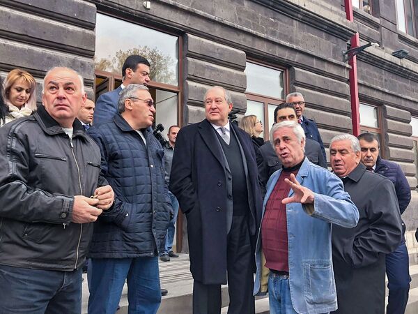 Армен Саркисян приехал в Гюмри не как президент — и не с пустыми руками Армен Саркисян приехал в Гюмри не как президент — и не с пустыми руками - Sputnik Армения