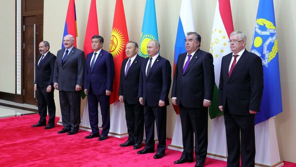 Главы делегаций государств-членов ОДКБ на церемонии фотографирования во Дворце независимости (8 ноября 2018). Астана - Sputnik Արմենիա