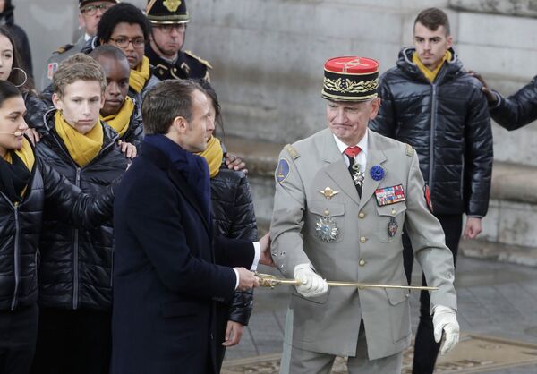 Президент Франции Эммануэль Макрон на мемориальной церемонии у Триумфальной арки в Париже по случаю 100-летия окончания Первой мировой войны. - Sputnik Армения