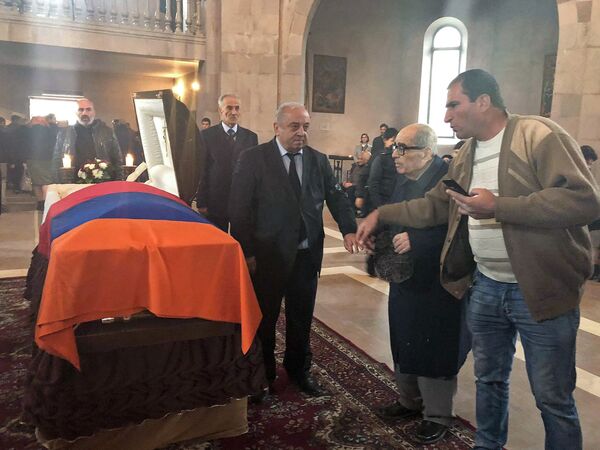 Если бы не политика, или Прощание с легендой: гюмрийцы раскрывают секреты Юрия Варданяна Если бы не политика, или Прощание с легендой: гюмрийцы раскрывают секреты Юрия Варданяна - Sputnik Армения