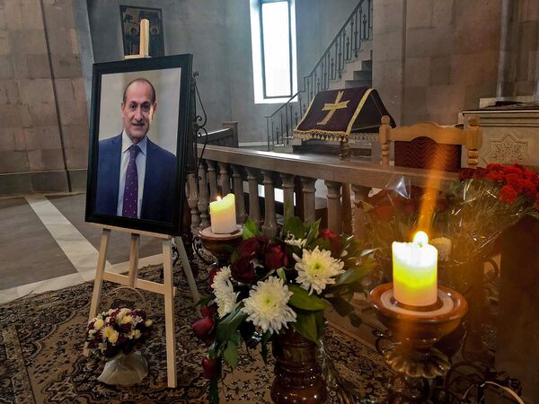 Если бы не политика, или Прощание с легендой: гюмрийцы раскрывают секреты Юрия Варданяна Если бы не политика, или Прощание с легендой: гюмрийцы раскрывают секреты Юрия Варданяна - Sputnik Армения