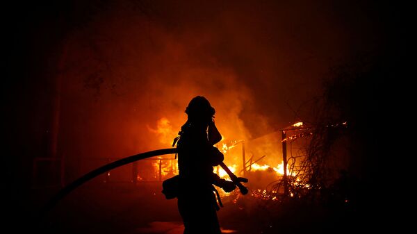 Пожарный борется с огнем (9 ноября 2018). Малибу, Калифорния - Sputnik Արմենիա