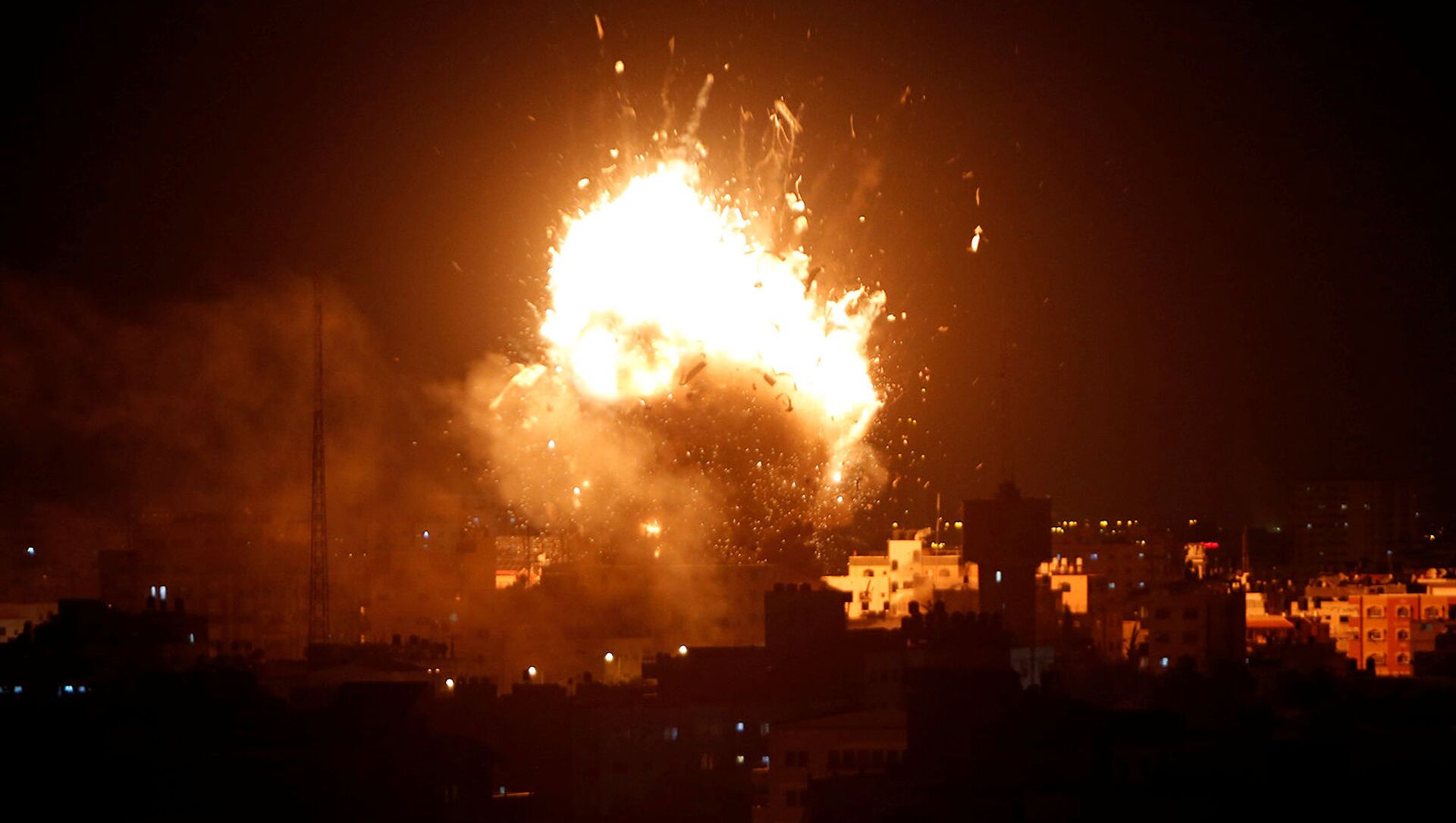 Взрыв во время израильского авиаудара по телевизионной станции ХАМАС в городе Газа (12 ноября 2018). Газа - Sputnik Армения, 1920, 11.05.2021