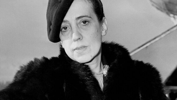 Модельер Эльза Скьяпарелли (1890-1973) на борту SS Queen Mary по прибытии в США (29 ноября 1937). Нью-Йорк - Sputnik Армения